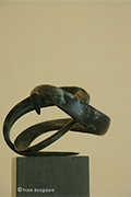 fotodocument bronzen beeld kleine bijna knoop